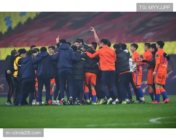 特写：终场哨响，老将布斯克茨与阿尔梅里亚球员一一拥抱安慰